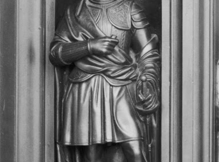 Escultura incluida en una de las puertas de entrada, llamadas de Colón. 