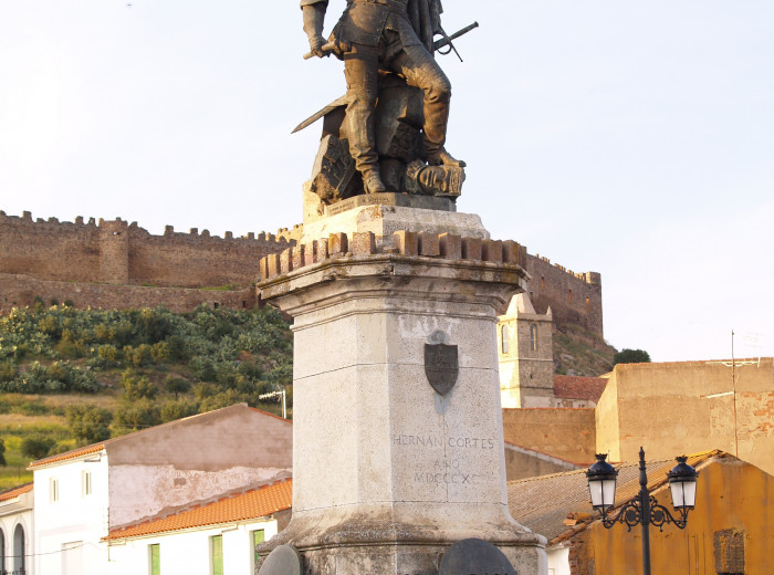 Grupo escultórico dedicado a Hernán Cortés.