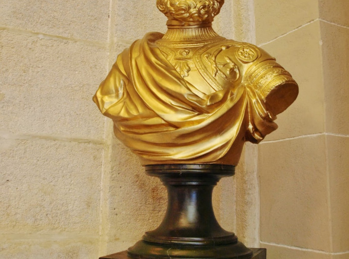 Réplica del busto de Tolsá realizada en escayola sobredorada. 