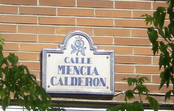 Rótulo de calle con el nombre de la ilustre metellinense en la ciudad de Granada (España).  
