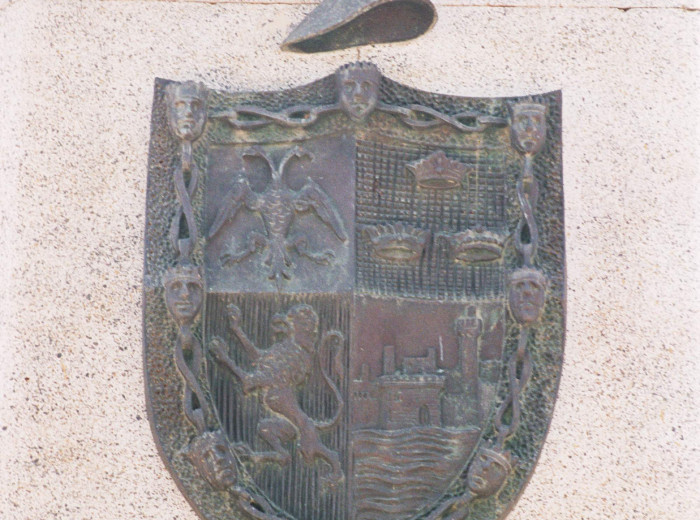 Escudo de Cortés que forma parte del grupo escultórico al conquistador.