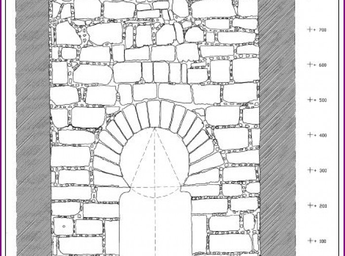 Alzado exterior de la puerta principal de acceso al castillo de Trujillo.