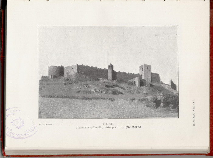 Vista del Castillo, posterior a 1895, fecha en que se derrumba el lienzo de murralla S.E.