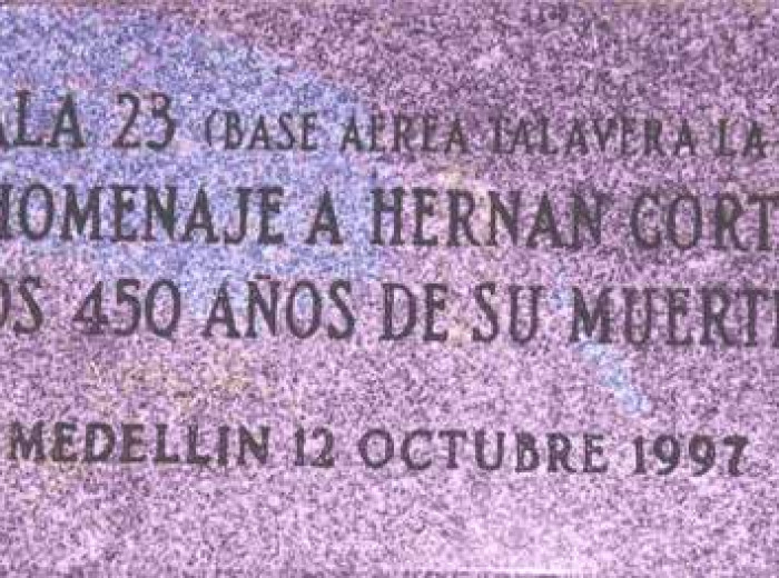 Placa donada por el ALA 23 de la Base Aérea de Talavera.