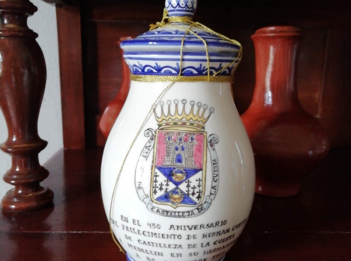 Cerámica con los escudos de Castilleja de la C. y Medellìn regalado por el Ayto. de Castilleja, con motivo del hermanamiento