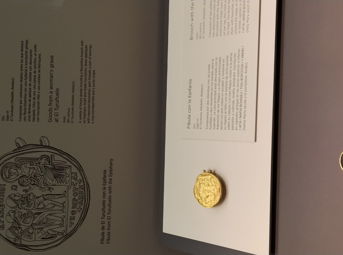 Fíbula circular de oro de oro del ajuar funerario de una dama. MAN