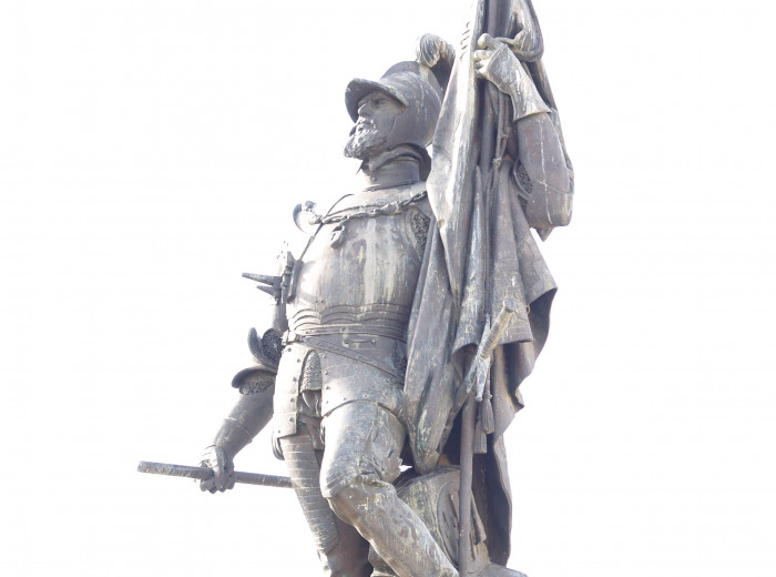 Perfil izquierdo de la estatua de Cortés en Medellín (España)