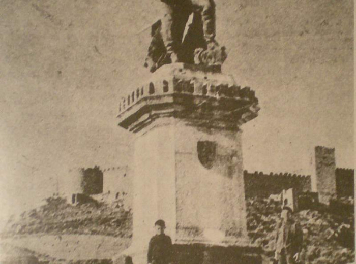 Fotografía del monumento (c. 1900)