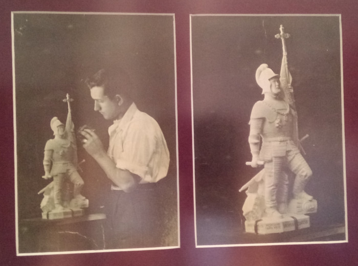 E. Barrón trabajando en un modelo de la estatua.