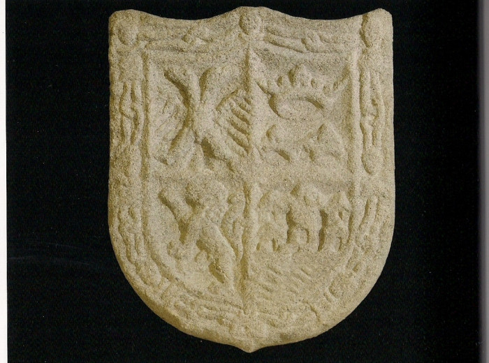Escudo heráldico original mandado tallar por el propio Cortés tallado en granito