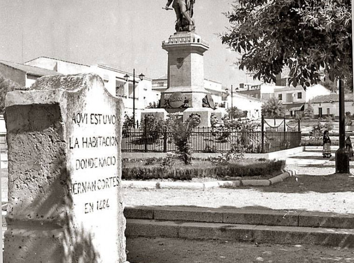 Monumento a Hernán Cortés y «pedestalito» que señala su casa natal.