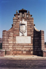 Templete conmemorativo del puente sobre el Guadiana de 1630. 