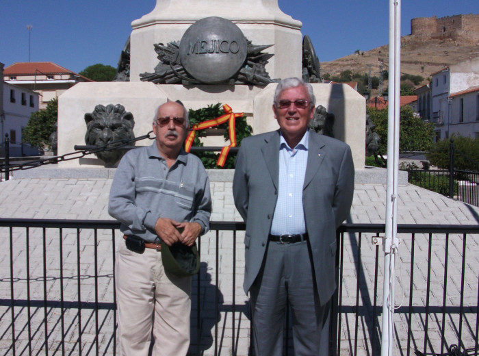 A la derecha D. Evaristo Muñoz Barrón, nieto del escultor; a la izquierda D. Alejandro Belaustegui (sobrino-nieto).