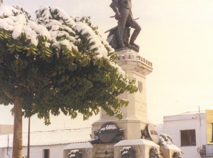 MONUMENTO A H. CORTÉS. Nevada de 1983 en Medellín (España)