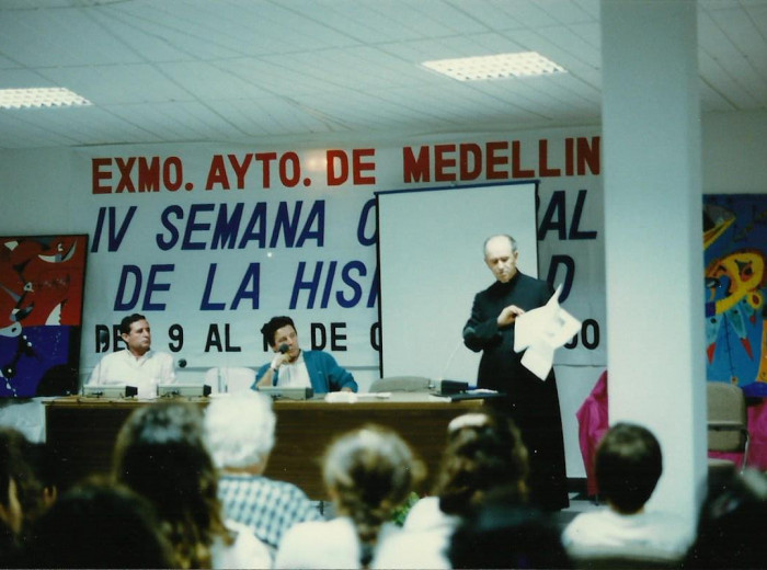 Conferencia:D. Francisco García Sánchez. Al fondo dos cuadros de la exposición