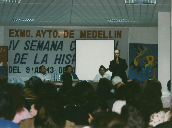Conferencia:D. Francisco García Sánchez. Al fondo dos cuadros de la exposición.