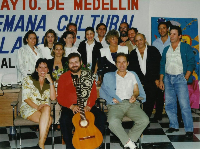 Foto de familia. En primer término el cantautor boliviano Paulino Figueroa