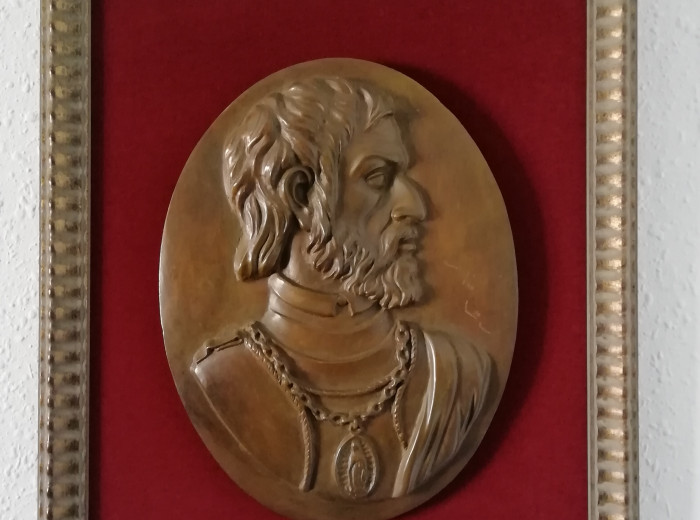 Medallón con la silueta de H. Cortés. Réplica de un original de Pérez Comendador.