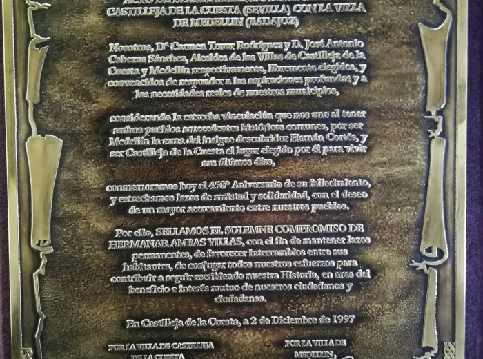 Hermanamiento con Castilleja de la Cuesta. Altorrelieve en bronce del Excmo. Ayuntamiento Castilleja.