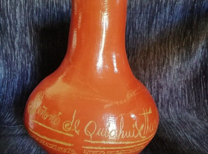 Búcaro (vasija de barro cocido) conteniendo tierra del Señorío de Quiahuixtlan 