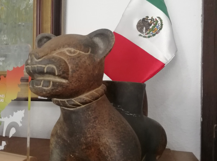 112. Figura escultórica en miniatura con bandera de México