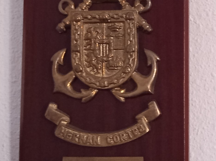 161. Placa conmemorativa de la botadura de un navío con el nombre de H. Cortés