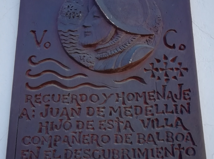 Placa conmemorativa dedicada a Juan de Medellín1
