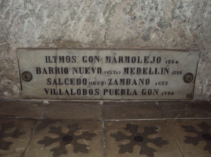 Placa a la memoria de los obispos González Marmolejo, Barrionuevo, Diego de Medellín...; ubicada en la Catedral Metropolitana de Santiago.