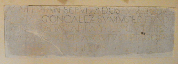 Lápida epigráfica localizada en la capilla de los Velázquez