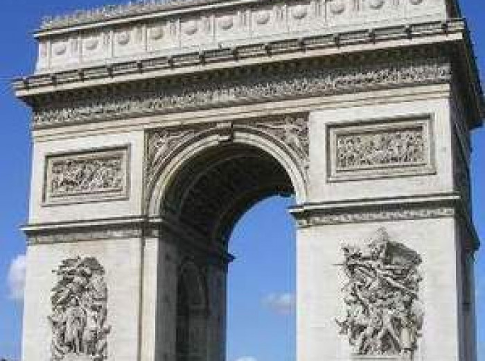 Arc de Triomphe, mandado a construir por Napoleón para conmemorar Austerlistz.  