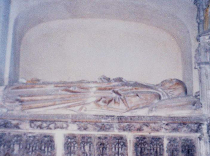 Detalle del sepulcro con la estatua yacente de  Dña. Beatriz Pacheco, en la puerta de la Sacristia de Santa María del Parral (Segovia).