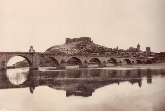 Vista general del puente de época barroca, el castillo, los campanarios de las iglesias de Santiago y de S. Martín y Porta Coelli.