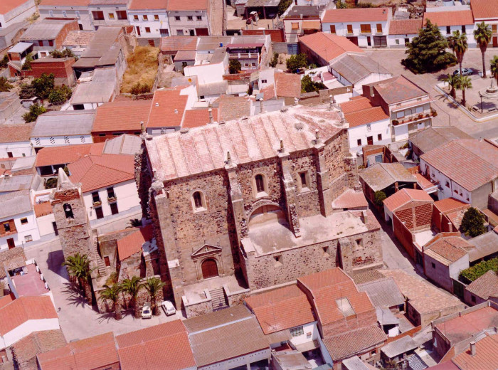 Vista aérea de la fachada sur de la iglesia de Santa Cecilia.