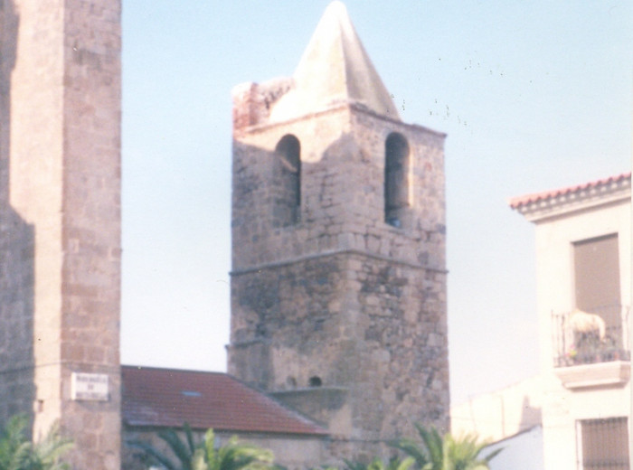 Vista de la torre de la iglesia de Santa Cecilia.