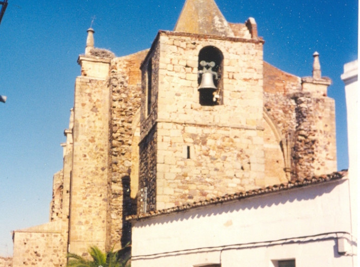 Vista de la torre e iglesia de Santa Cecilia, desde el Oeste.