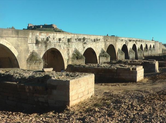 Restos de puentes anteriores: romano? y renacentista. (Excavación: 2018)